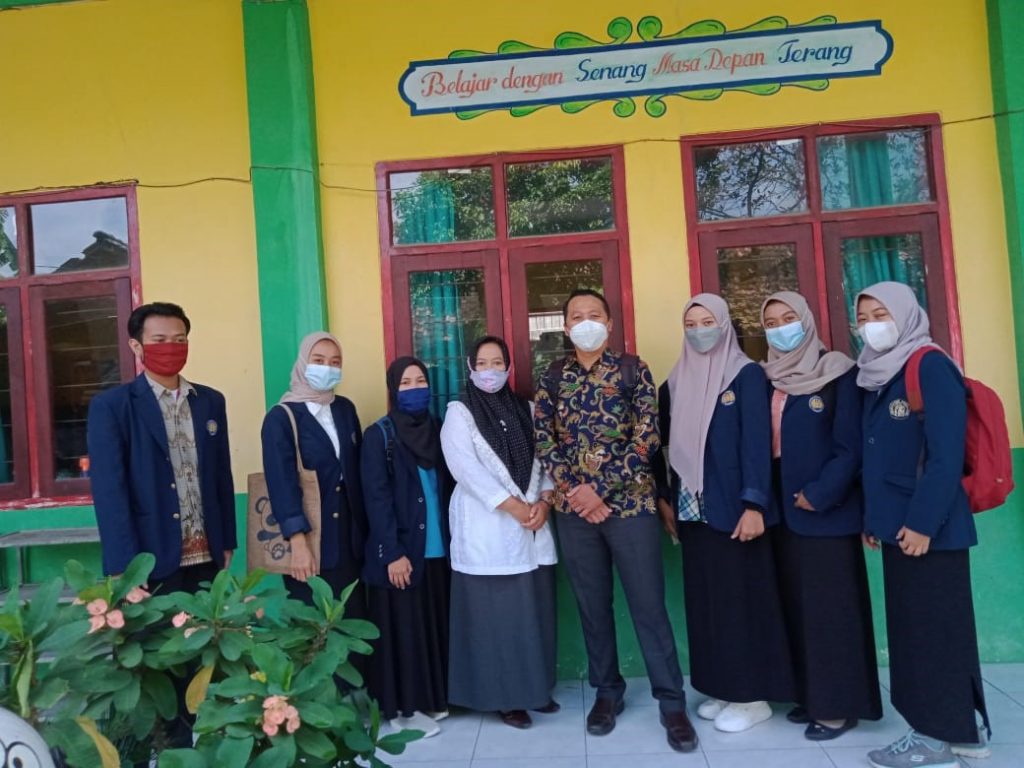 Foto kunjungan pertama ke sekolah penempatan bersama DPL yang disambut KS SDIT Hidayatul Mubtadiin